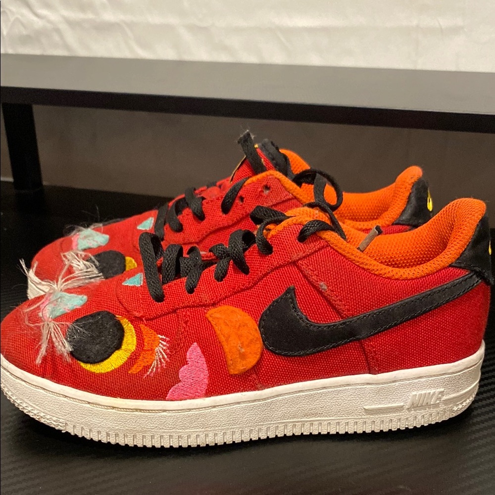 Nike Force 1 LV8 " Year of the Tiger" gym red blk-wht size 2 youth